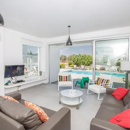 Wunderschoene Ferienvilla Fuer 10 Personen * Protaras
