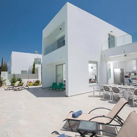 Wunderschoene Ferienvilla Fuer 10 Personen Protaras